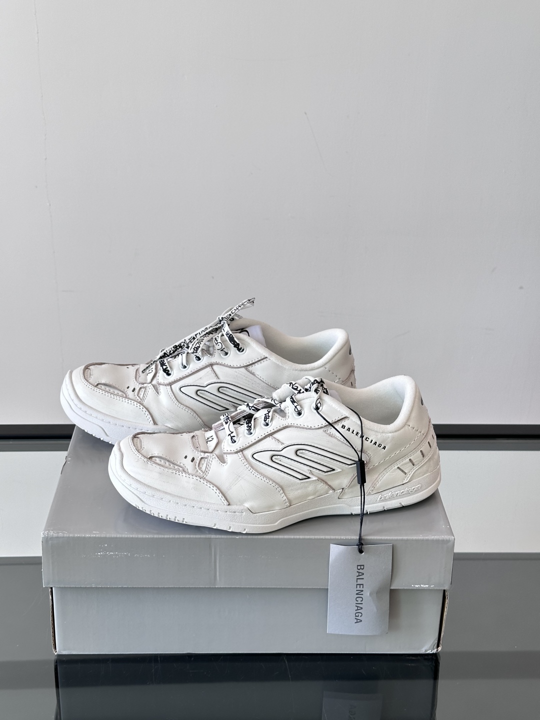 𝐁𝐀𝐋𝐄𝐍𝐂𝐈𝐀𝐆𝐀巴黎世家新品𝐇𝐚𝐦𝐩𝐭𝐨𝐧情侣款休闲运动鞋
这双鞋特点可以用三个关键词概括：复古，阔