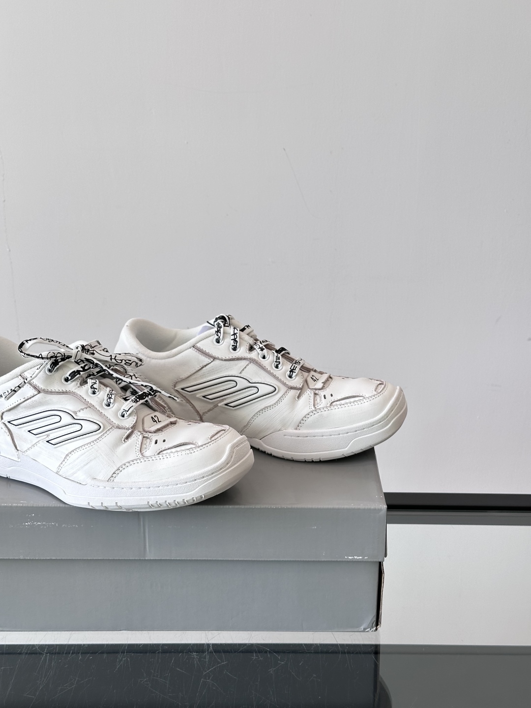 𝐁𝐀𝐋𝐄𝐍𝐂𝐈𝐀𝐆𝐀巴黎世家新品𝐇𝐚𝐦𝐩𝐭𝐨𝐧情侣款休闲运动鞋
这双鞋特点可以用三个关键词概括：复古，阔
