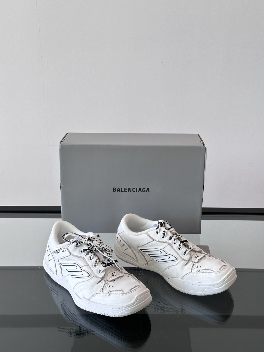 𝐁𝐀𝐋𝐄𝐍𝐂𝐈𝐀𝐆𝐀巴黎世家新品𝐇𝐚𝐦𝐩𝐭𝐨𝐧情侣款休闲运动鞋
这双鞋特点可以用三个关键词概括：复古，阔