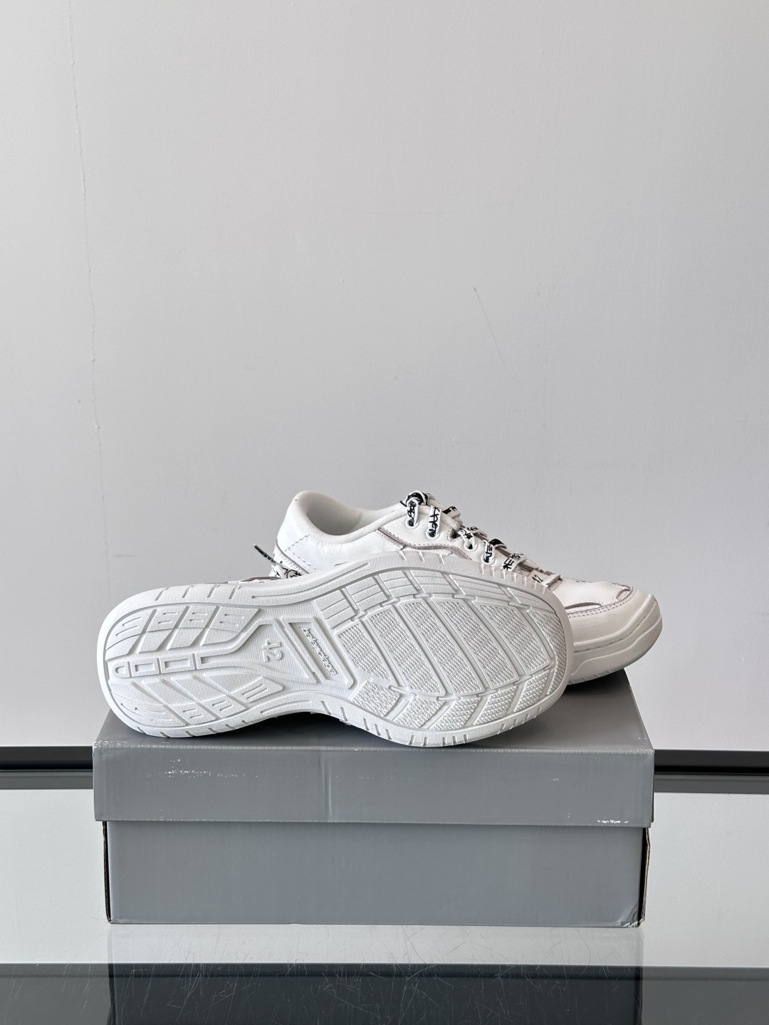 𝐁𝐀𝐋𝐄𝐍𝐂𝐈𝐀𝐆𝐀巴黎世家新品𝐇𝐚𝐦𝐩𝐭𝐨𝐧情侣款休闲运动鞋
这双鞋特点可以用三个关键词概括：复古，阔