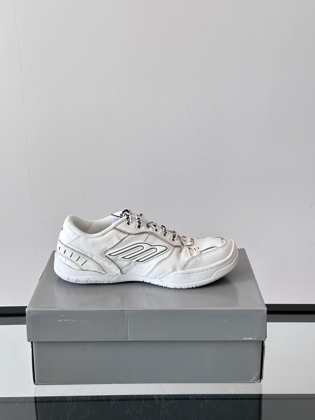𝐁𝐀𝐋𝐄𝐍𝐂𝐈𝐀𝐆𝐀巴黎世家新品𝐇𝐚𝐦𝐩𝐭𝐨𝐧情侣款休闲运动鞋
这双鞋特点可以用三个关键词概括：复古，阔