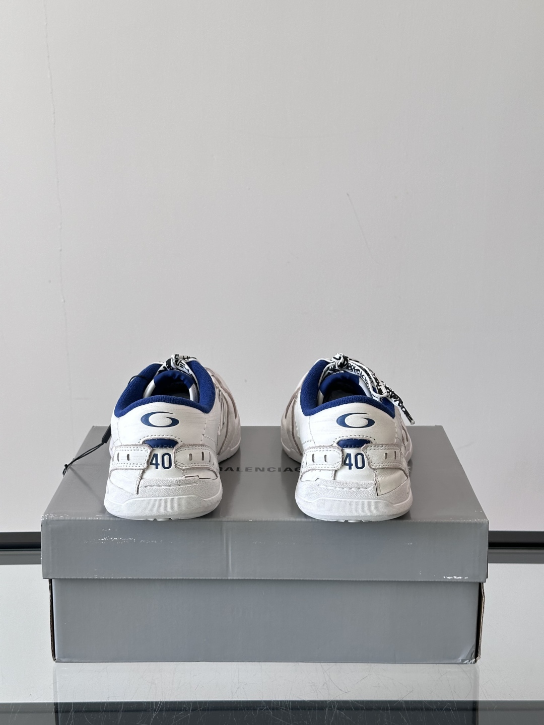 𝐁𝐀𝐋𝐄𝐍𝐂𝐈𝐀𝐆𝐀巴黎世家新品𝐇𝐚𝐦𝐩𝐭𝐨𝐧情侣款休闲运动鞋
这双鞋特点可以用三个关键词概括：复古，阔