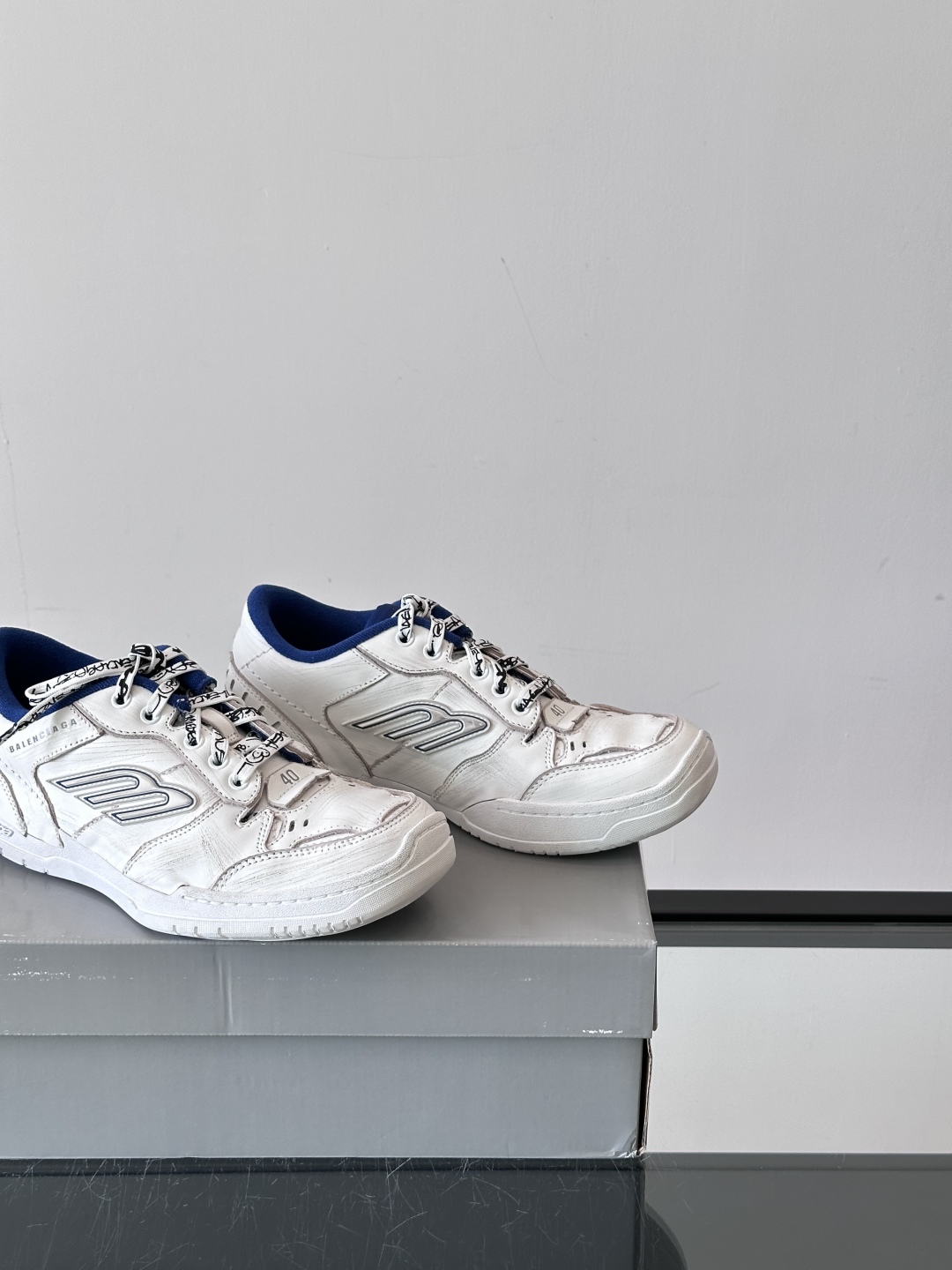 𝐁𝐀𝐋𝐄𝐍𝐂𝐈𝐀𝐆𝐀巴黎世家新品𝐇𝐚𝐦𝐩𝐭𝐨𝐧情侣款休闲运动鞋
这双鞋特点可以用三个关键词概括：复古，阔