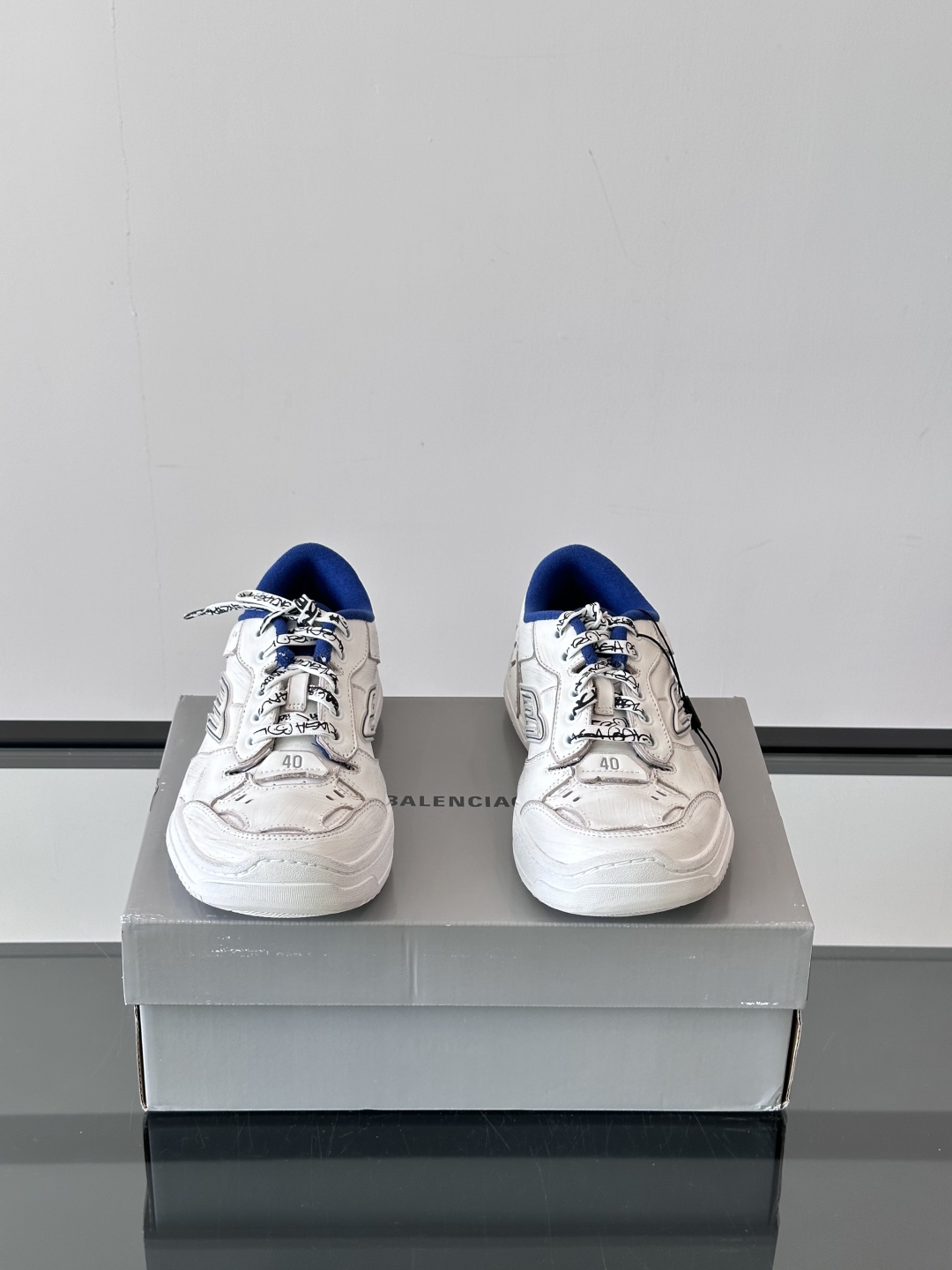 𝐁𝐀𝐋𝐄𝐍𝐂𝐈𝐀𝐆𝐀巴黎世家新品𝐇𝐚𝐦𝐩𝐭𝐨𝐧情侣款休闲运动鞋
这双鞋特点可以用三个关键词概括：复古，阔
