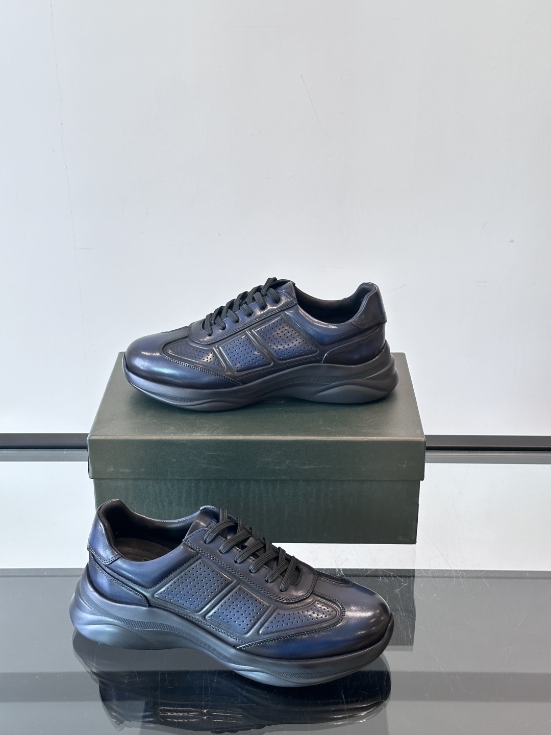 Berluti/布鲁提 低帮休闲运动鞋，这款百搭的低帮运动鞋鞋面采用进口牛皮打造，外侧饰有scritto