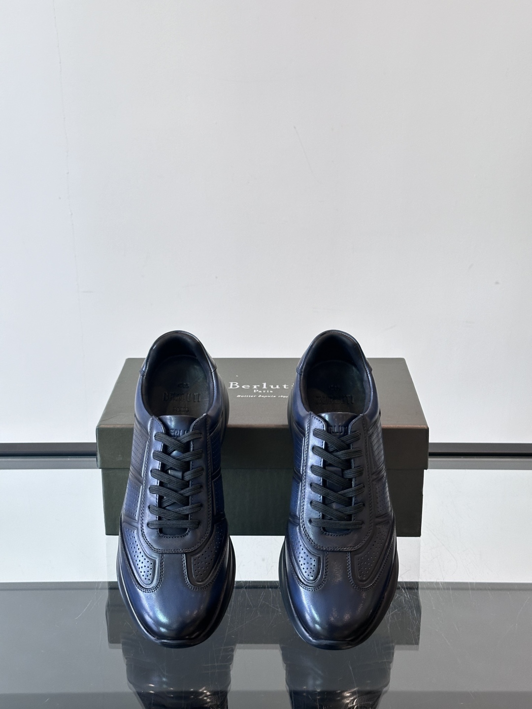 Berluti/布鲁提 低帮休闲运动鞋，这款百搭的低帮运动鞋鞋面采用进口牛皮打造，外侧饰有scritto