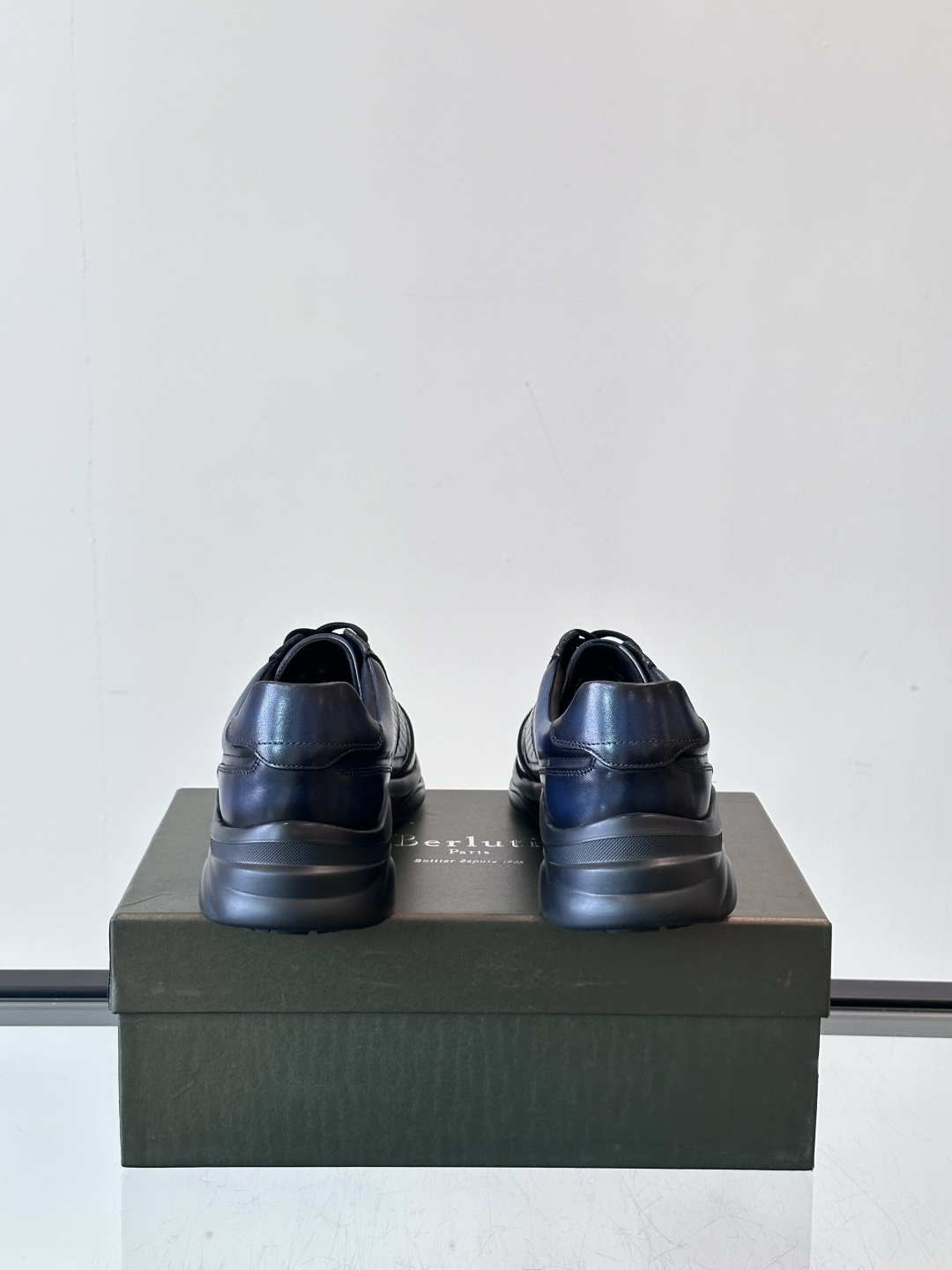 Berluti/布鲁提 低帮休闲运动鞋，这款百搭的低帮运动鞋鞋面采用进口牛皮打造，外侧饰有scritto