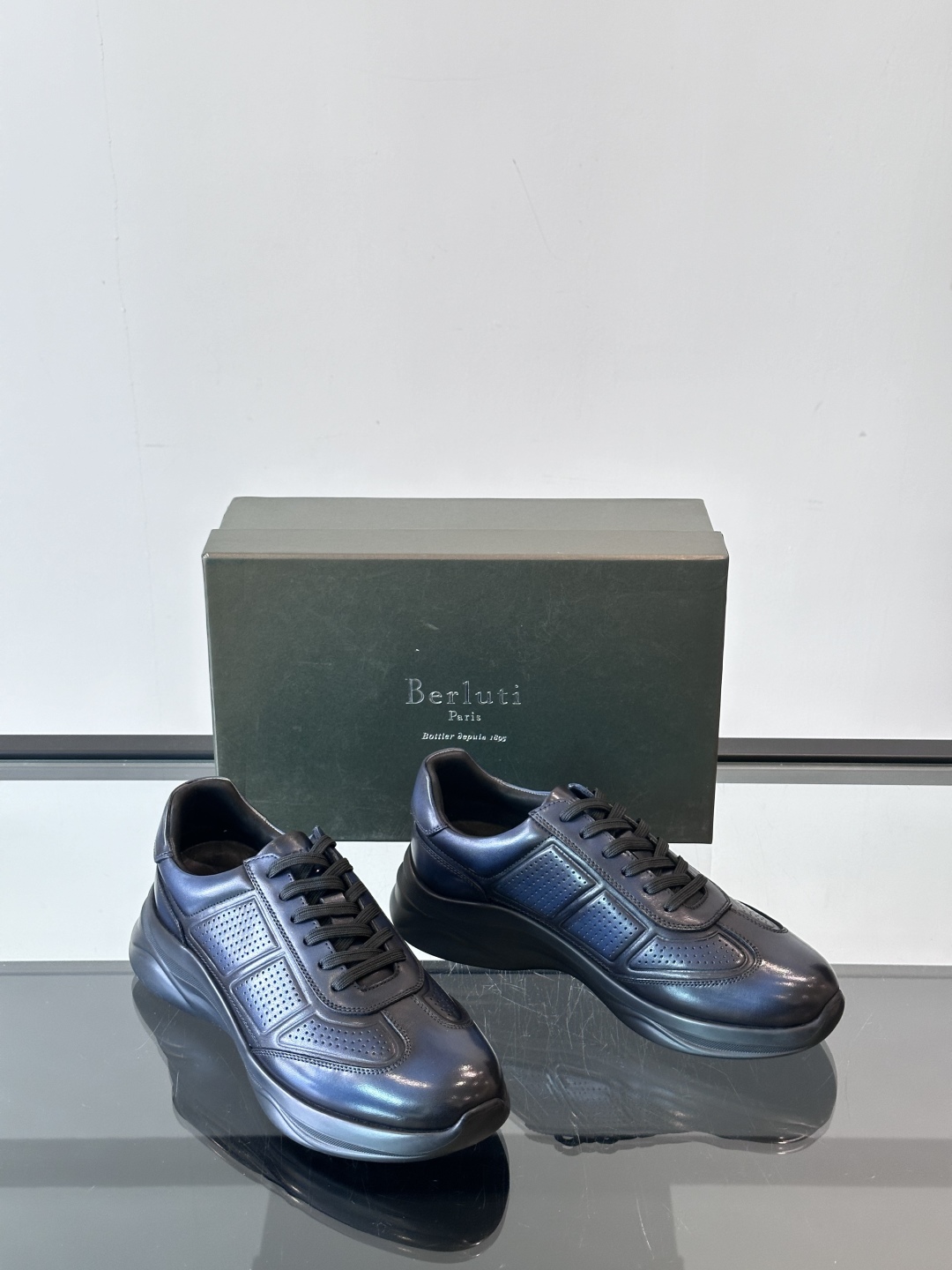 Berluti/布鲁提 低帮休闲运动鞋，这款百搭的低帮运动鞋鞋面采用进口牛皮打造，外侧饰有scritto