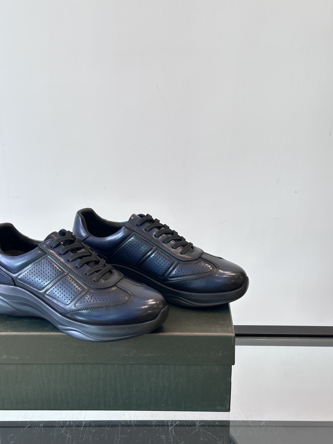 Berluti/布鲁提 低帮休闲运动鞋，这款百搭的低帮运动鞋鞋面采用进口牛皮打造，外侧饰有scritto