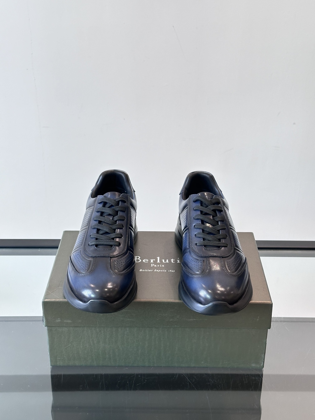 Berluti/布鲁提 低帮休闲运动鞋，这款百搭的低帮运动鞋鞋面采用进口牛皮打造，外侧饰有scritto
