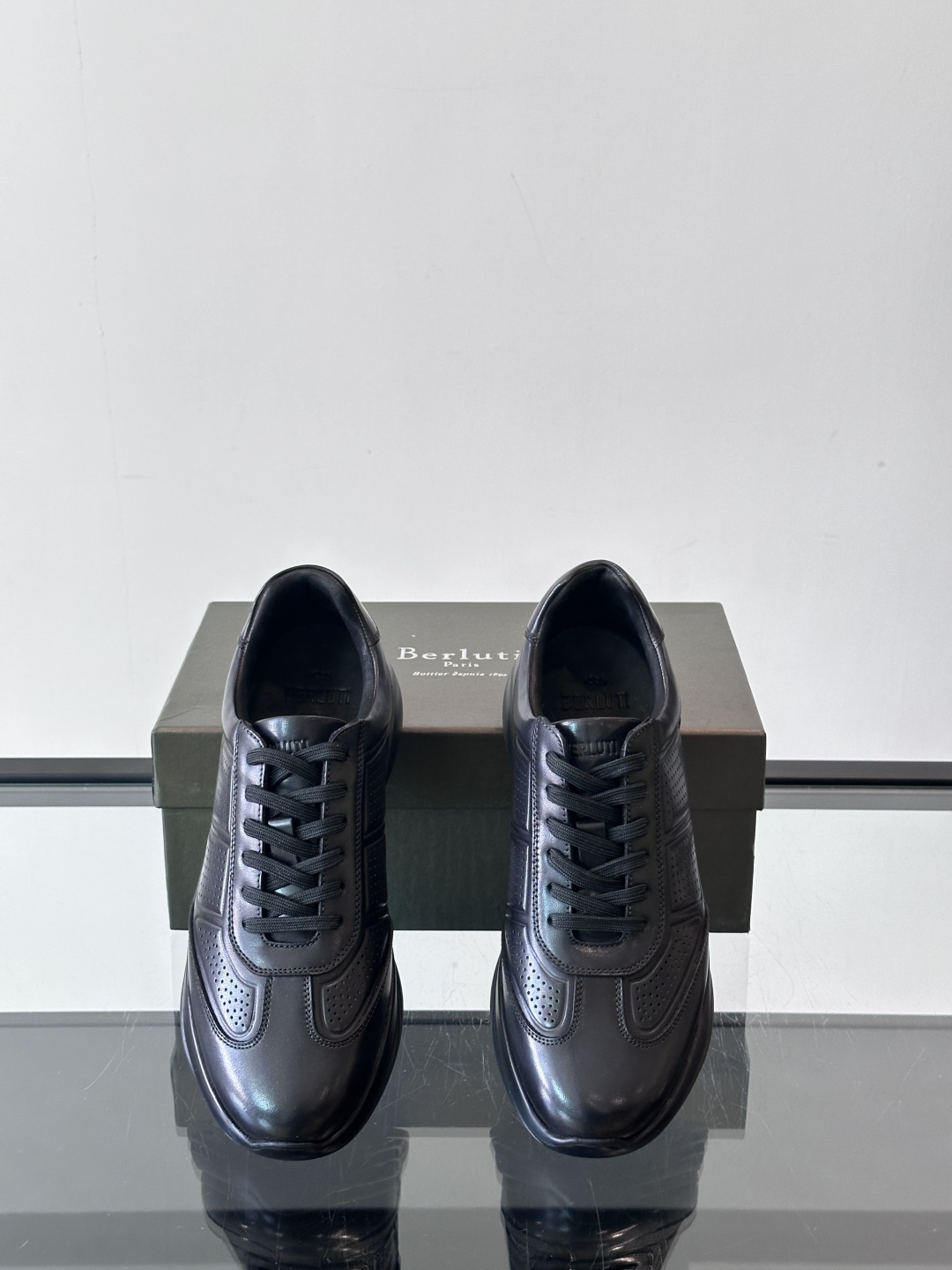 Berluti/布鲁提 低帮休闲运动鞋，这款百搭的低帮运动鞋鞋面采用进口牛皮打造，外侧饰有scritto