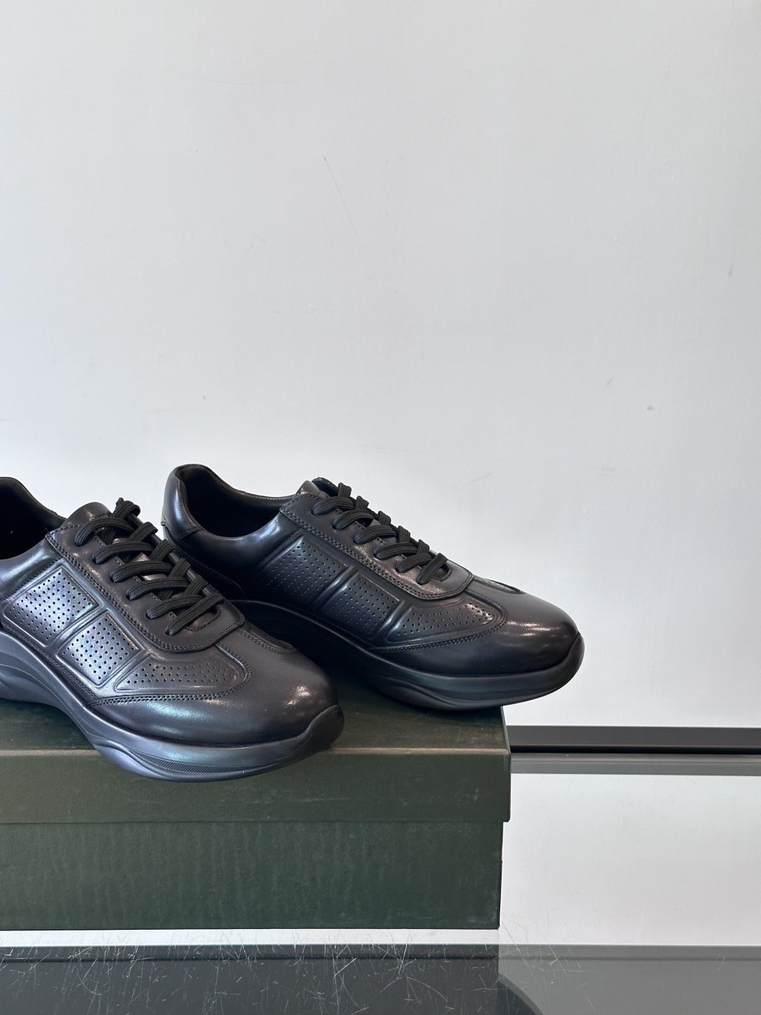 Berluti/布鲁提 低帮休闲运动鞋，这款百搭的低帮运动鞋鞋面采用进口牛皮打造，外侧饰有scritto