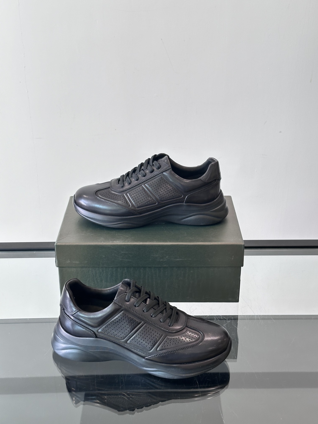 Berluti/布鲁提 低帮休闲运动鞋，这款百搭的低帮运动鞋鞋面采用进口牛皮打造，外侧饰有scritto