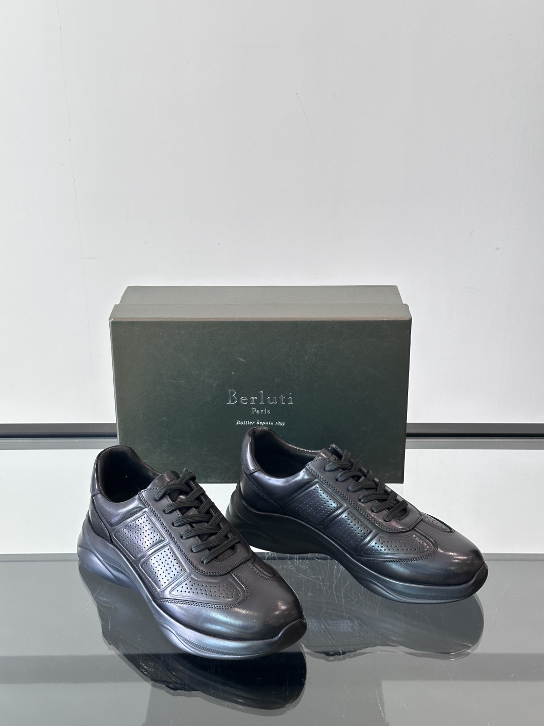 Berluti/布鲁提 低帮休闲运动鞋，这款百搭的低帮运动鞋鞋面采用进口牛皮打造，外侧饰有scritto