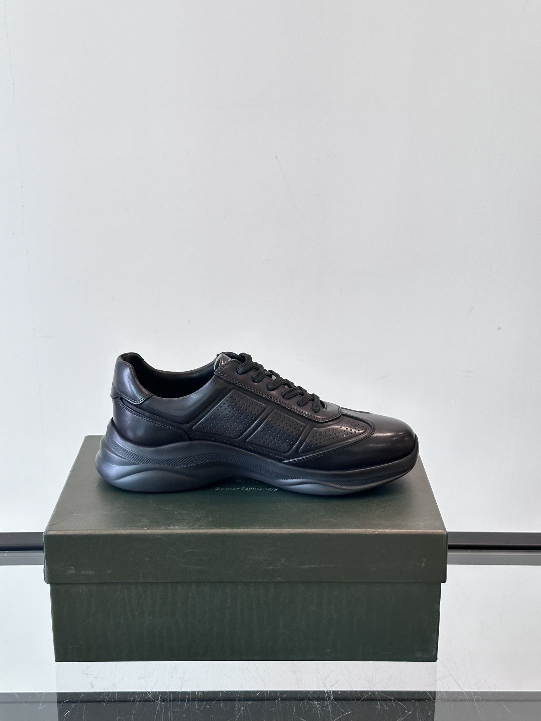 Berluti/布鲁提 低帮休闲运动鞋，这款百搭的低帮运动鞋鞋面采用进口牛皮打造，外侧饰有scritto