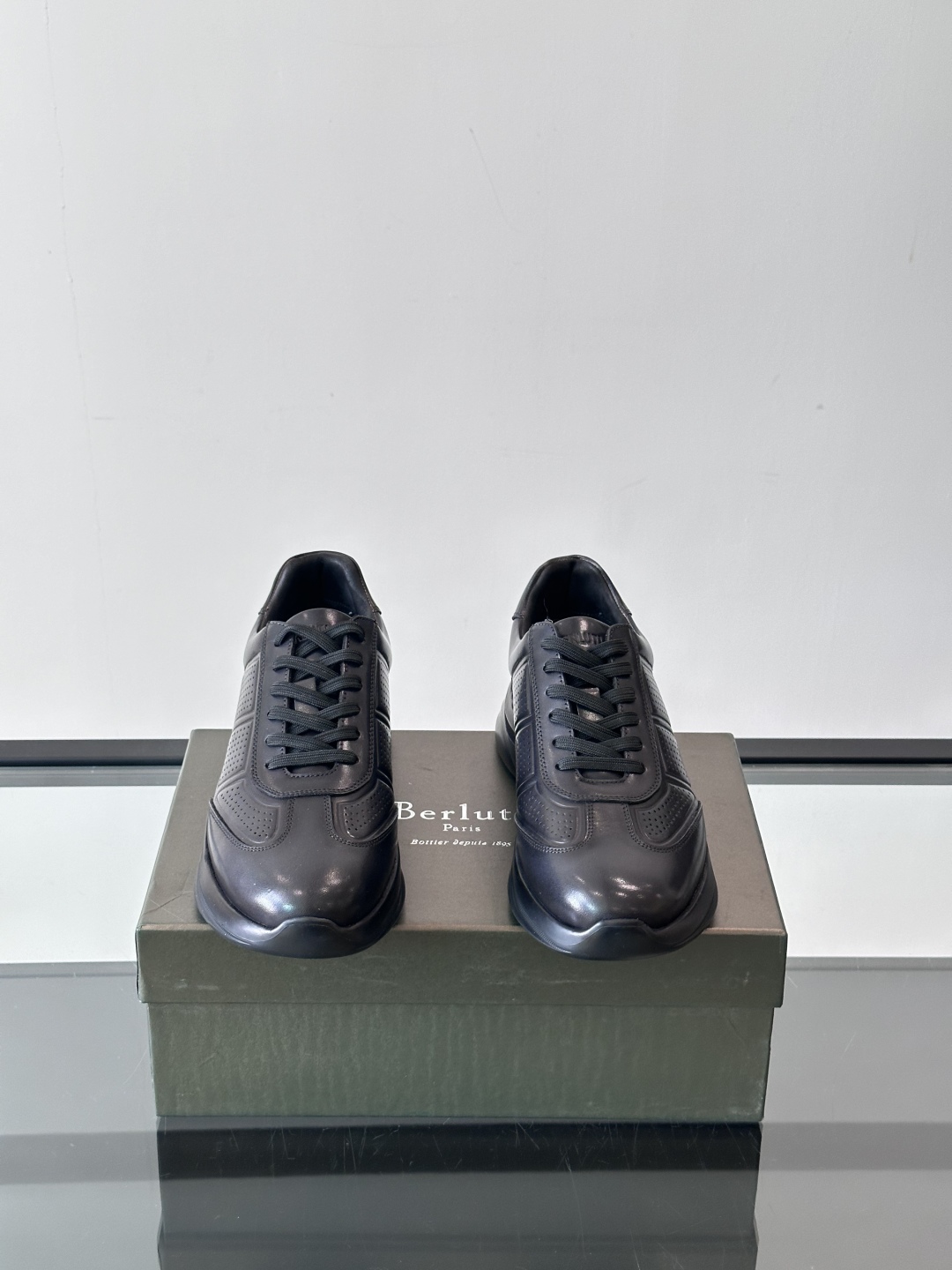 Berluti/布鲁提 低帮休闲运动鞋，这款百搭的低帮运动鞋鞋面采用进口牛皮打造，外侧饰有scritto