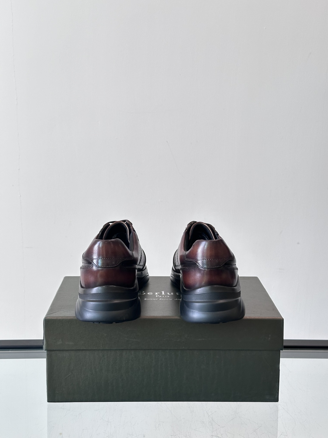 Berluti/布鲁提 低帮休闲运动鞋，这款百搭的低帮运动鞋鞋面采用进口牛皮打造，外侧饰有scritto