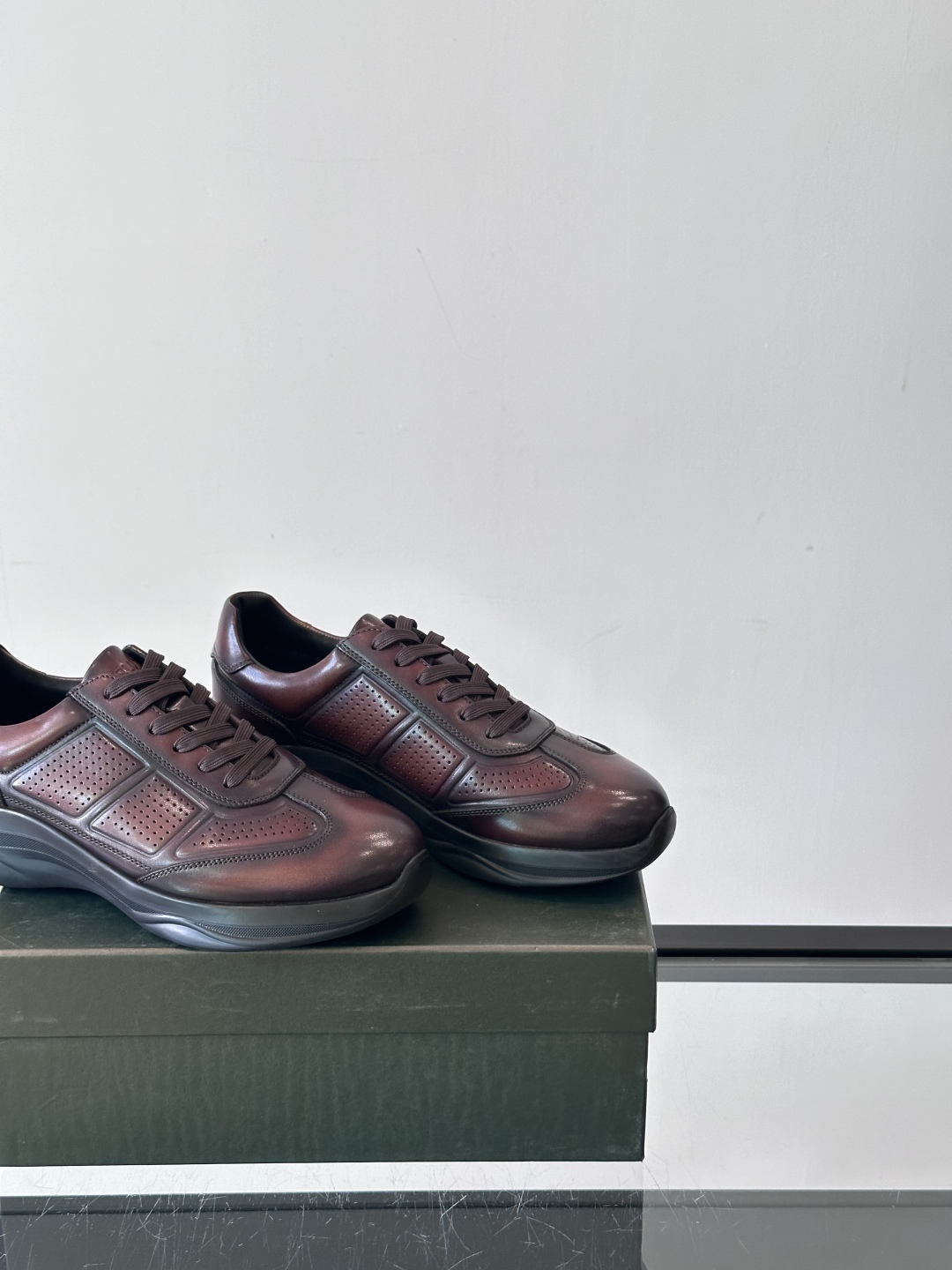 Berluti/布鲁提 低帮休闲运动鞋，这款百搭的低帮运动鞋鞋面采用进口牛皮打造，外侧饰有scritto