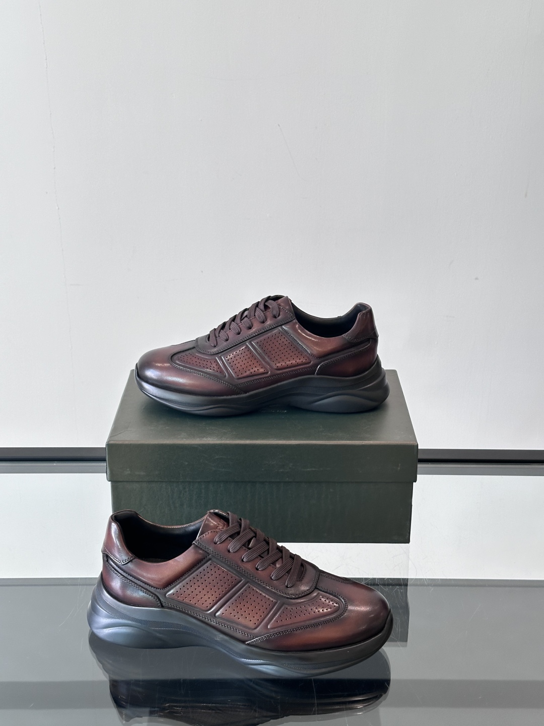 Berluti/布鲁提 低帮休闲运动鞋，这款百搭的低帮运动鞋鞋面采用进口牛皮打造，外侧饰有scritto