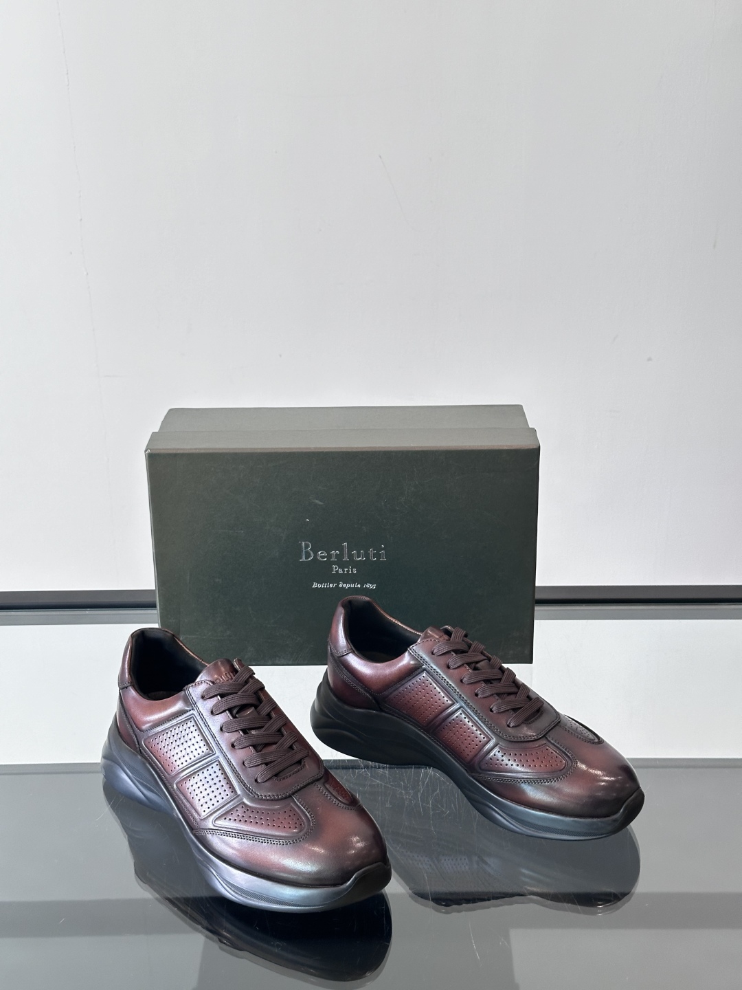 Berluti/布鲁提 低帮休闲运动鞋，这款百搭的低帮运动鞋鞋面采用进口牛皮打造，外侧饰有scritto
