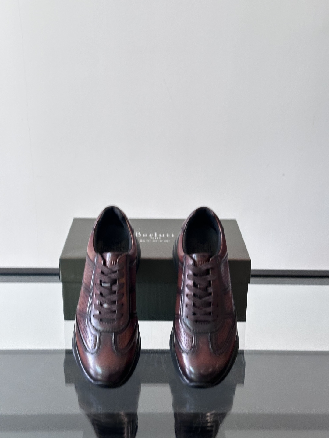 Berluti/布鲁提 低帮休闲运动鞋，这款百搭的低帮运动鞋鞋面采用进口牛皮打造，外侧饰有scritto