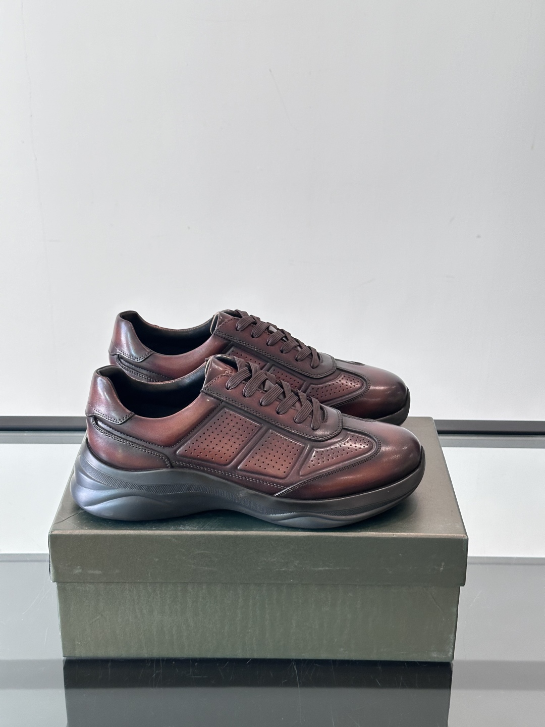 Berluti/布鲁提 低帮休闲运动鞋，这款百搭的低帮运动鞋鞋面采用进口牛皮打造，外侧饰有scritto