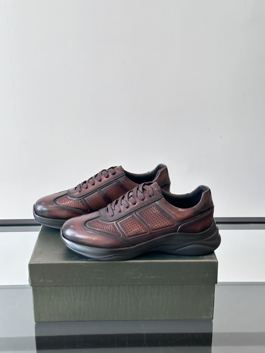 Berluti/布鲁提 低帮休闲运动鞋，这款百搭的低帮运动鞋鞋面采用进口牛皮打造，外侧饰有scritto