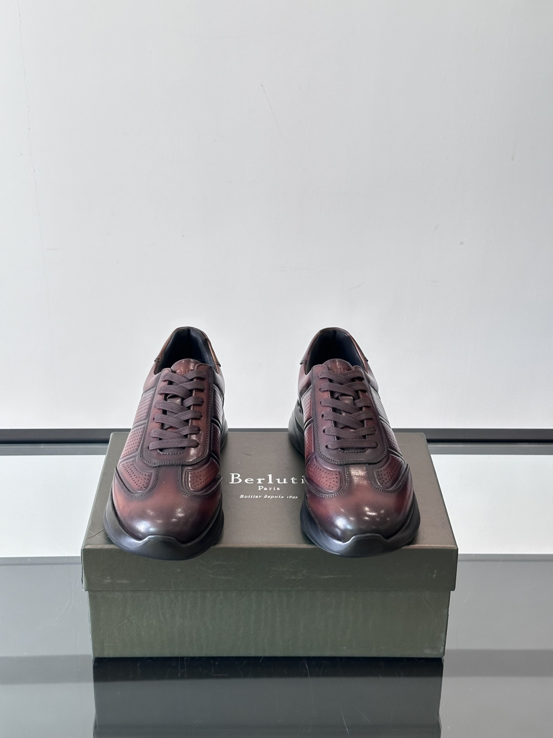 Berluti/布鲁提 低帮休闲运动鞋，这款百搭的低帮运动鞋鞋面采用进口牛皮打造，外侧饰有scritto