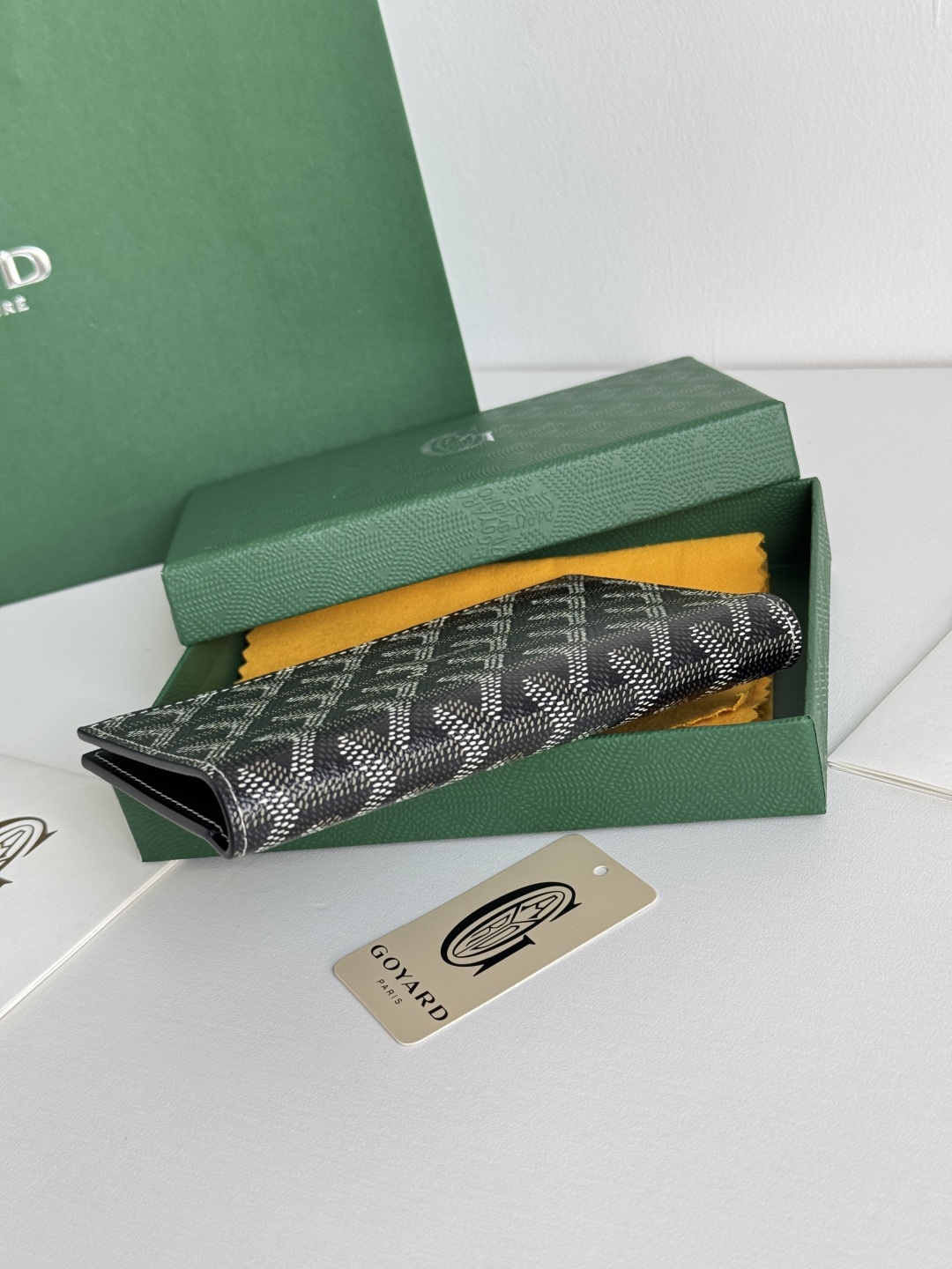 Goyard Classic Passport Holder/Wallet, Card Holder, Travel Essential, 1.5cm x 10cm x 14cm 7 cmp i1746445696128 6802 0 5