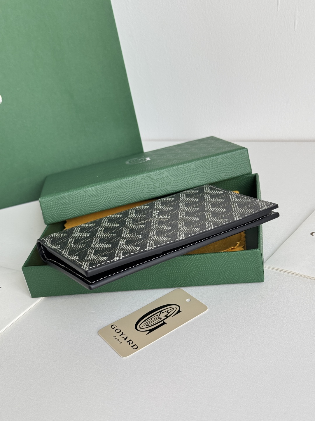 Goyard Classic Passport Holder/Wallet, Card Holder, Travel Essential, 1.5cm x 10cm x 14cm 6 cmp i1746445696128 8428 0 4