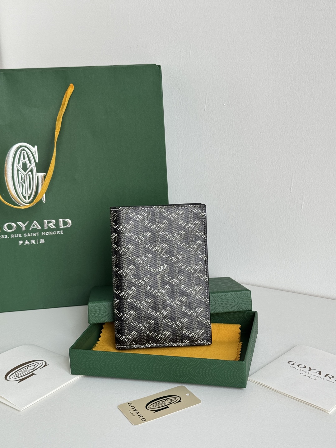 Goyard Classic Passport Holder/Wallet, Card Holder, Travel Essential, 1.5cm x 10cm x 14cm 2 cmp i1746445698999 1944 0 0