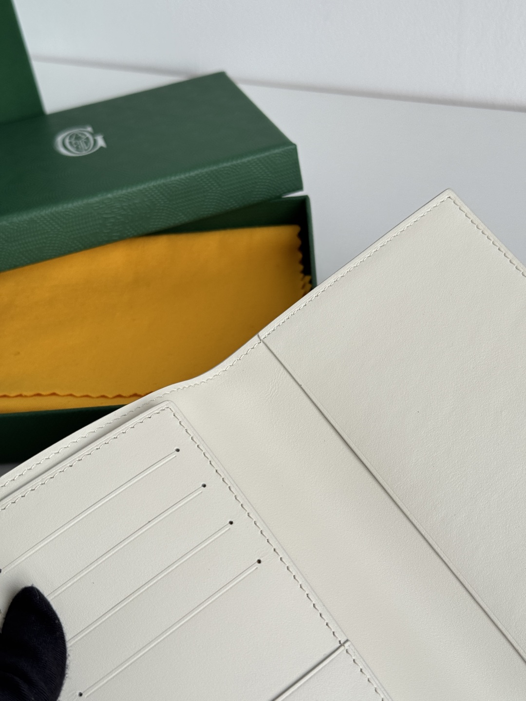 Goyard Classic Passport Holder Wallet - Stylish Travel Companion 8 cmp i1746445718975 2814 0 6