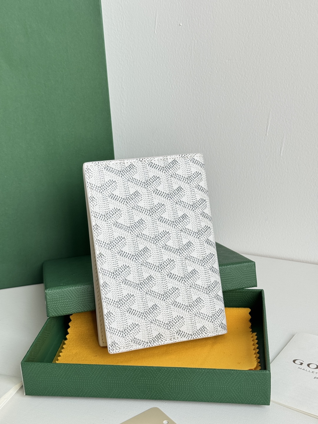 Goyard Classic Passport Holder Wallet - Stylish Travel Companion 4 cmp i1746445718977 9209 0 2
