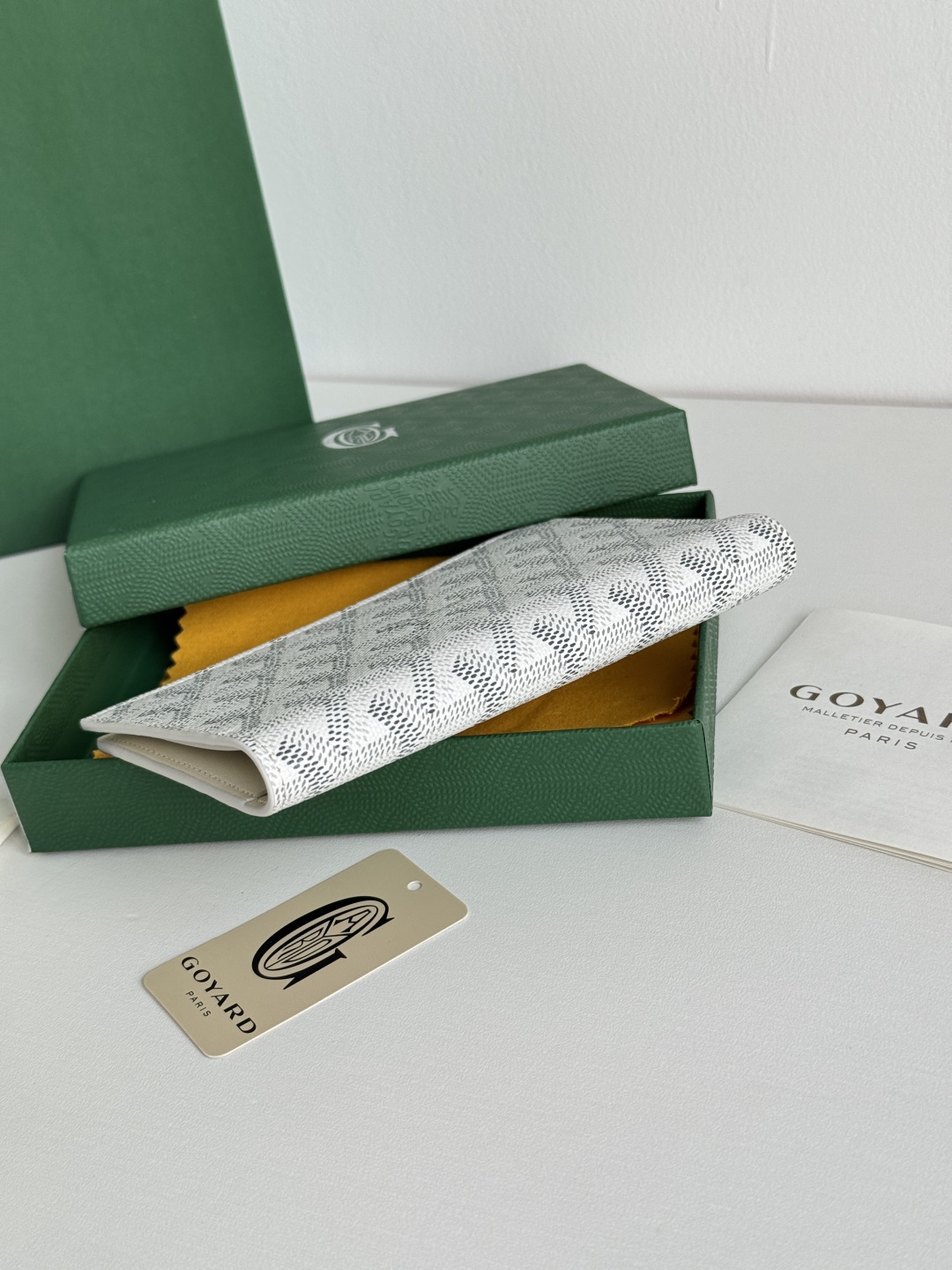 Goyard Classic Passport Holder Wallet - Stylish Travel Companion 10 cmp i1746445723089 6576 0 8