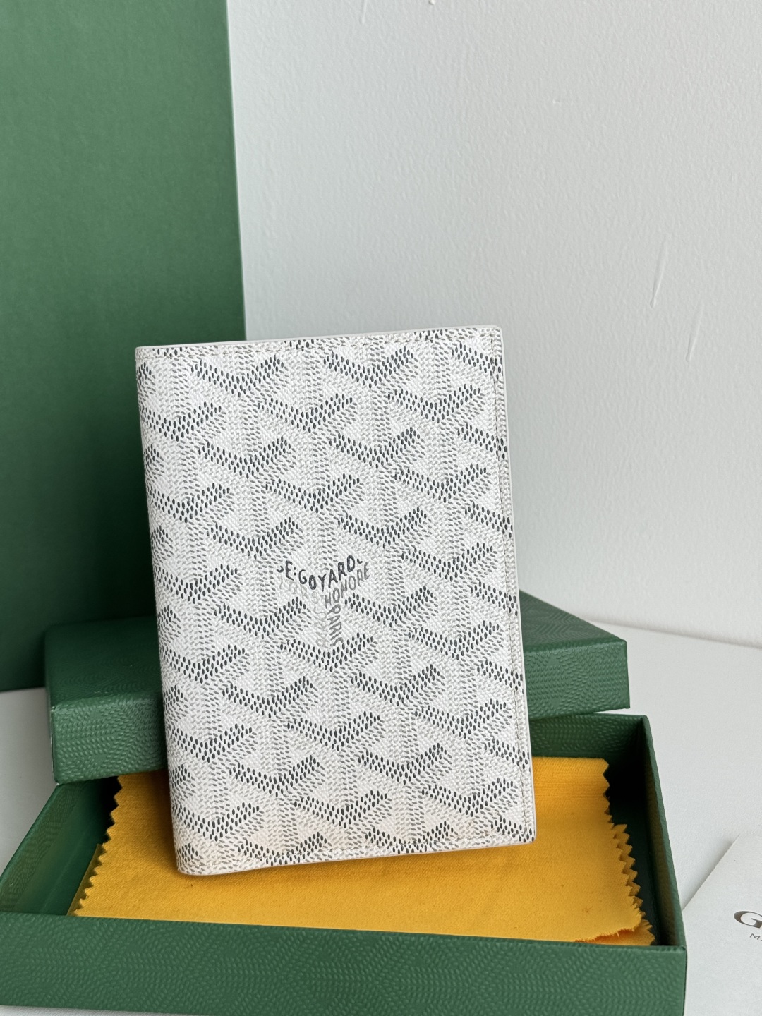 Goyard Classic Passport Holder Wallet - Stylish Travel Companion 3 cmp i1746445723095 8982 0 1