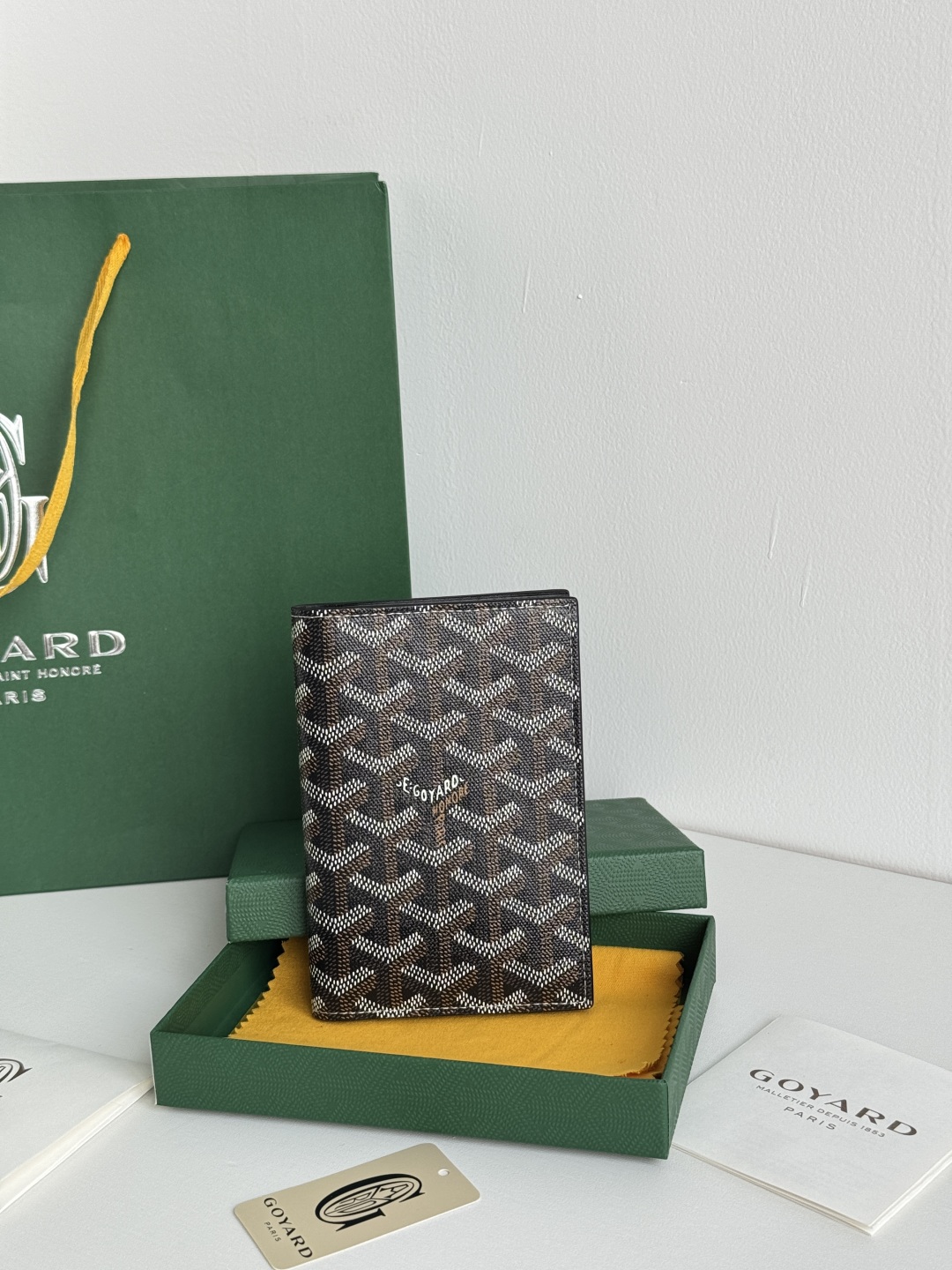 Goyard Classic Passport Holder Wallet Card Holder, Travel Essentials, 1.5x10x14cm 2 cmp i1746445742823 4259 0 0