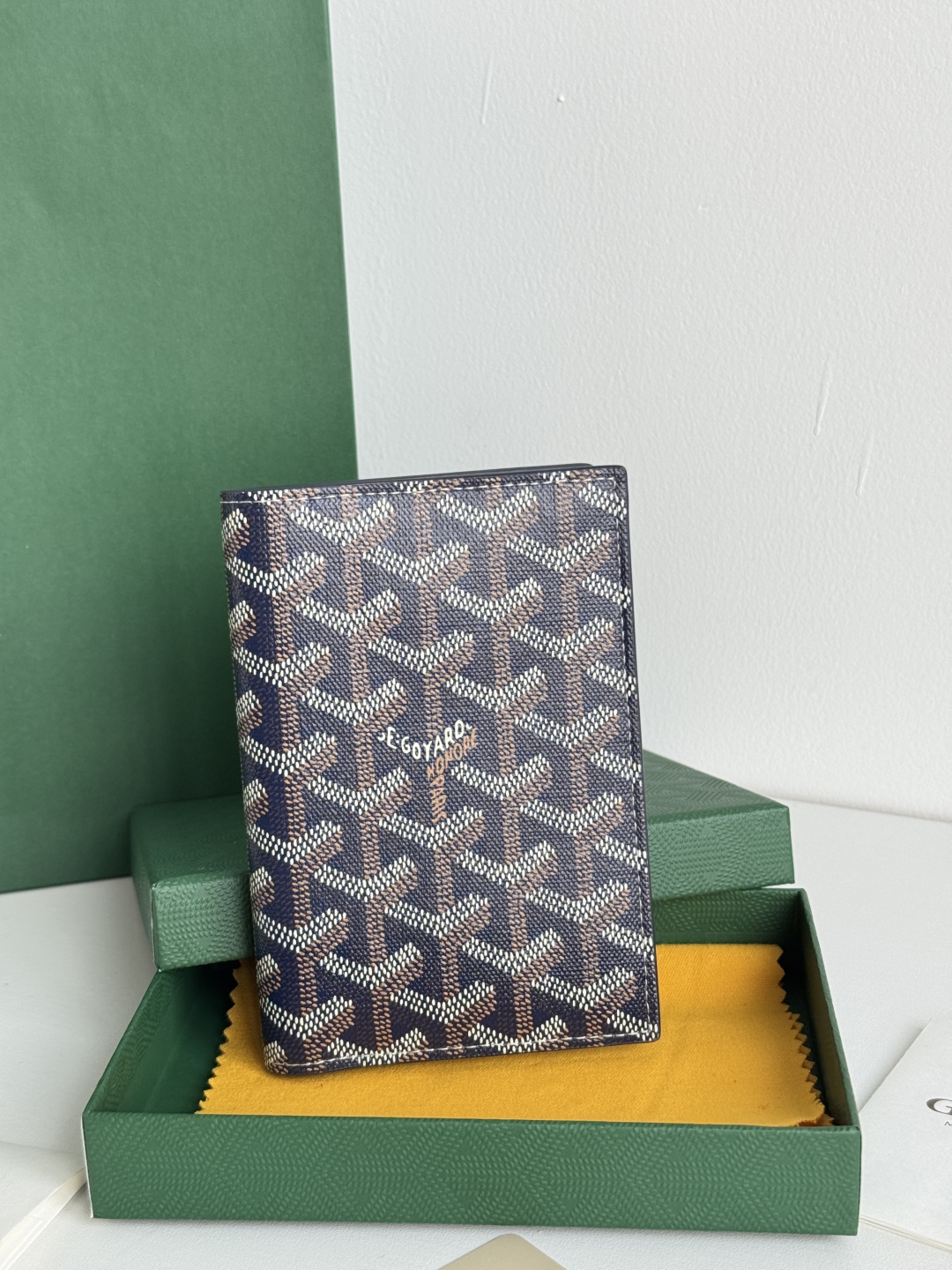 Goyard Classic Passport Holder Wallet Card Case - Travel Essential - 1.5x10x14cm 2 cmp i1746445803454 3776 0 1