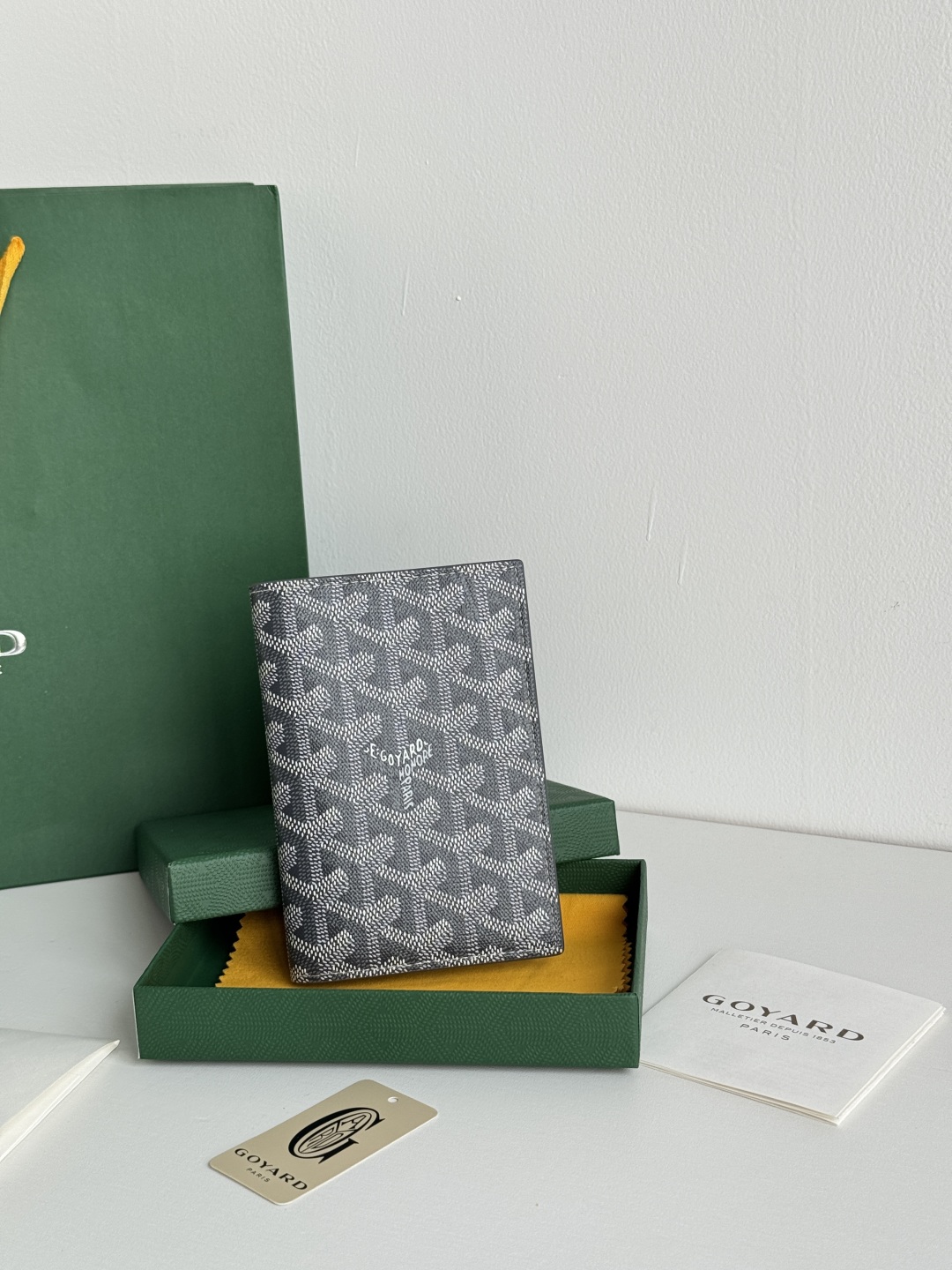 Goyard Classic Passport Holder Wallet Card Holder - Travel Essential 2 cmp i1746445861177 6747 0 0