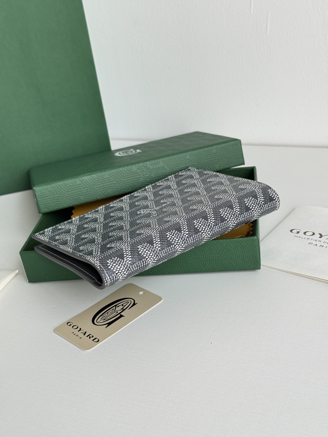 Goyard Classic Passport Holder Wallet Card Holder - Travel Essential 7 cmp i1746445861178 2570 0 5