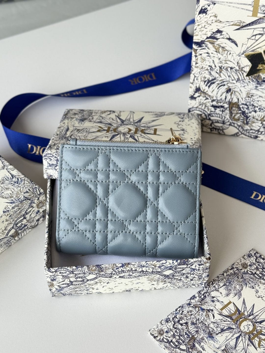 Dior 这款Dior Caro Dahlia钱包饰以藤格纹缉面线 彰显现代风范 小羊皮革精心制作