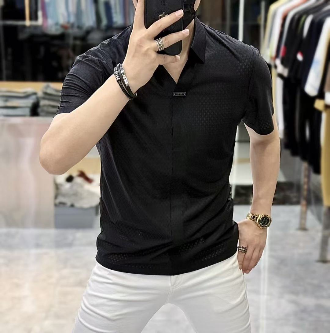 NO:438205,Armani - 2025ss Snake Spring and Summer New Chinese Style Collar Short Sleeve Series. Selected high-quality double mercerated cotton fabric, fashionable brand element logo design, excellent upper body style, delicate, comfortable and breathable fabric, super beautiful and stylish men's must-have style!  Size M-3XL (model 178/145 catties upper body L size), Armani, T-shirt, alexander wang19860909阿玛尼 - 2025ss蛇年春夏新款国风领短袖系列.精选优质双丝光棉面料,时尚大牌元素logo设计,上身版型超赞,面料细腻舒适透气,随意搭配都超级好看时尚型男必备款哦！尺码M-3XL (模特178/145斤上身L码),,armani,T-shirt,alexander wang,Men's clothing