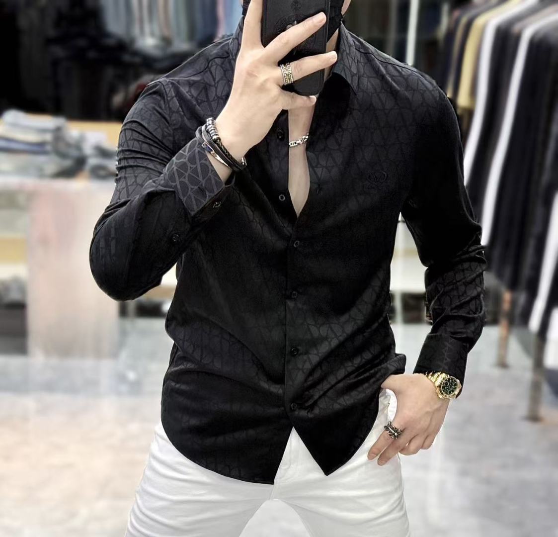 NO:524187,Valentino - ss-Autumn and Winter Fashion Big Boutique Long-sleeved Shirts, Trading Company Channel Products, the quality is perfect, it belongs to the cabinet level, predictable hot product, high-end customized imported high-end cotton blend fabric, master-level tailoring, invincible texture, excellent skin-friendly, very outstanding aesthetic design, exquisite craftsmanship, smooth lines, perfect matching!  Easy to upgrade the sense of fashion, with high recognition, excellent upper body effect, extremely exquisite workmanship, neat and meticulous routes, and can be matched for business or daily leisure!  Counter size M-3XL, valentino,shirts,alexander wang19860909华伦天奴 - ss秋冬时尚大爆款精品长袖衬衫,贸易公司渠道货,品相完美如斯,属于入柜级别,可预见性的爆款,高级定制进口高级棉混纺面料,大师级剪裁,质感无敌,亲肤性极佳,非常出彩的美学设计,工艺精湛,线条流畅,完美搭配！轻松将时髦感进阶,有着高强辨识度,上身效果超赞,做工极为考究严谨,走线工整细致,商务抑或日常休闲均可搭配！专柜尺码 M-3XL,,valentino,shirts,alexander wang,Men's clothing