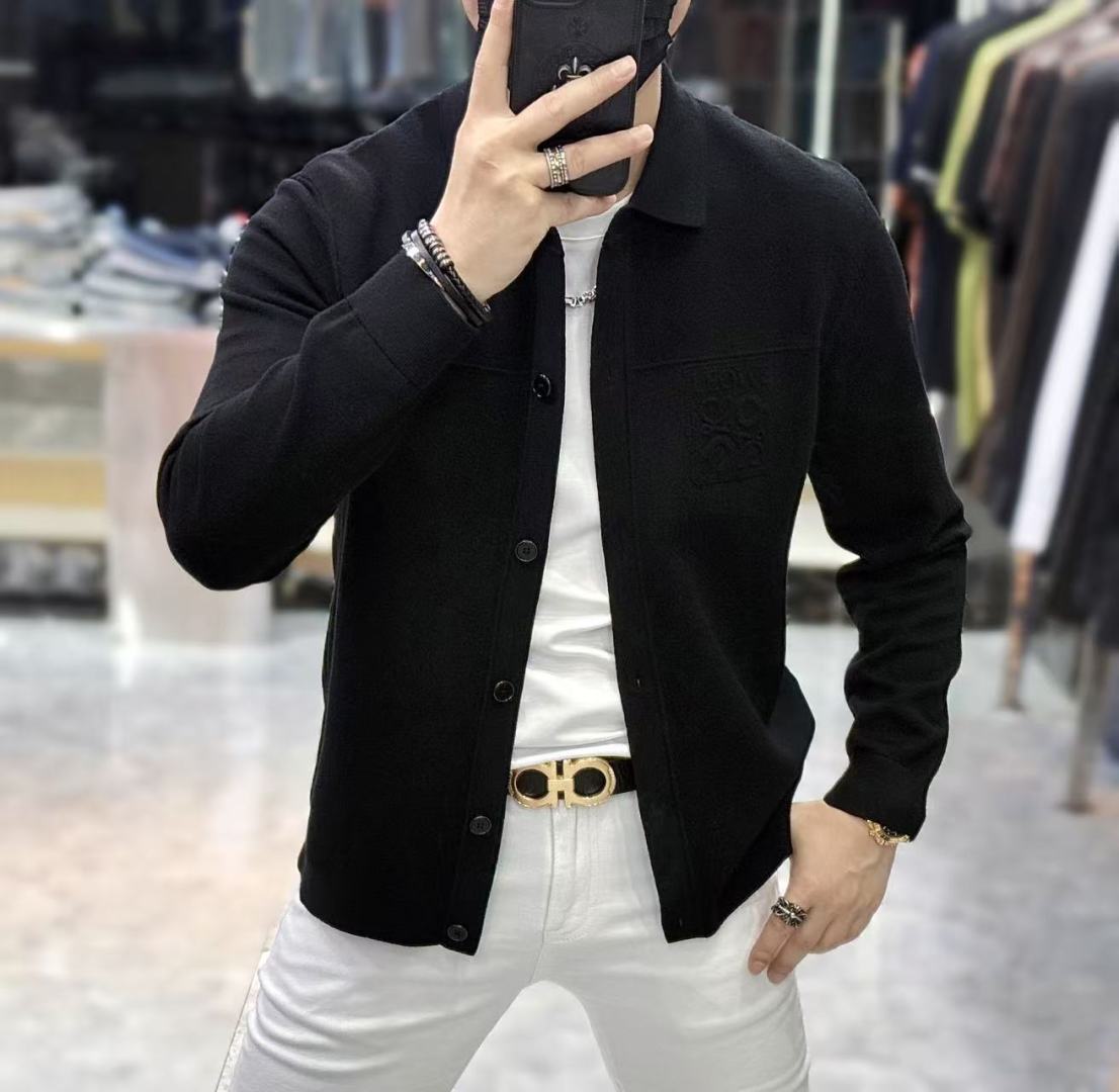 NO:524189,Luo Yiwei - A new men's wool knitted cardigan jacket for autumn and winter. The counter is selling hot items, and a versatile item for all major fashion buyers. It is simple and fashionable and beautiful, with a gentleman look on the upper body. The whole sweater is not only exquisite in texture, but also fine and fine workmanship. The overall beauty and generous ensure that the silhouette of the clothes is not easy to deform. Customized wool fabrics are neither loose nor tight, and have a very good restoration. A fashion item that combines cold resistance and fashion in autumn and winter. m-3XL,,loewe, jackets & coats,sweaters,alexander wang19860909罗意威 - 秋冬新款男士羊毛针织开衫外套.专柜在售爆款单品,各大时尚买手明星人手一件的百搭单品.简单时尚甚是好看,上身绅士范十足.整件毛衣不单纹理工艺精美,走线更是精工细作均匀整齐.整体美观大方保证了衣服的廓形不易变形.定制羊毛面料,既不会很宽松也不会很紧绷,恢复性非常好.秋冬御寒与时尚兼备的一款时装单品.m-3XL,,loewe,jackets & coats,sweaters,alexander wang,Men's clothing