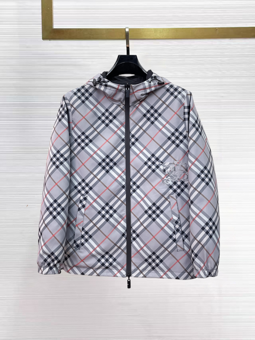 NO:869304,The same style as Burberry's official website, complete with three labels, on sale in advance. 2026ss spring new men's reversible jacket, reversible original single with three labels, high-end version. Custom-made fabrics at the counter. Highly breathable and comfortable, impeccable details, brand element design concept, reflecting high quality. Delicate and soft feel. Casual tailoring, excellent upper body size. M～3XL, maximum wear 195 catties,, burberry, jackets & coats, jackets & coats,19860909巴宝莉 官网同款,三标齐全,提前发售 2026ss开春新款男士双面穿夹克外套,双面穿原单三标齐全高端版本 专柜定制面料 透气舒适度高,细节无可挑剔,品牌元素设计理念,体现高品质.手感细腻柔软 呈现休闲裁剪,上身版型超赞 码数M～3XL,最大穿195斤,,burberry,jackets & coats,jackets & coats,,Men's clothing