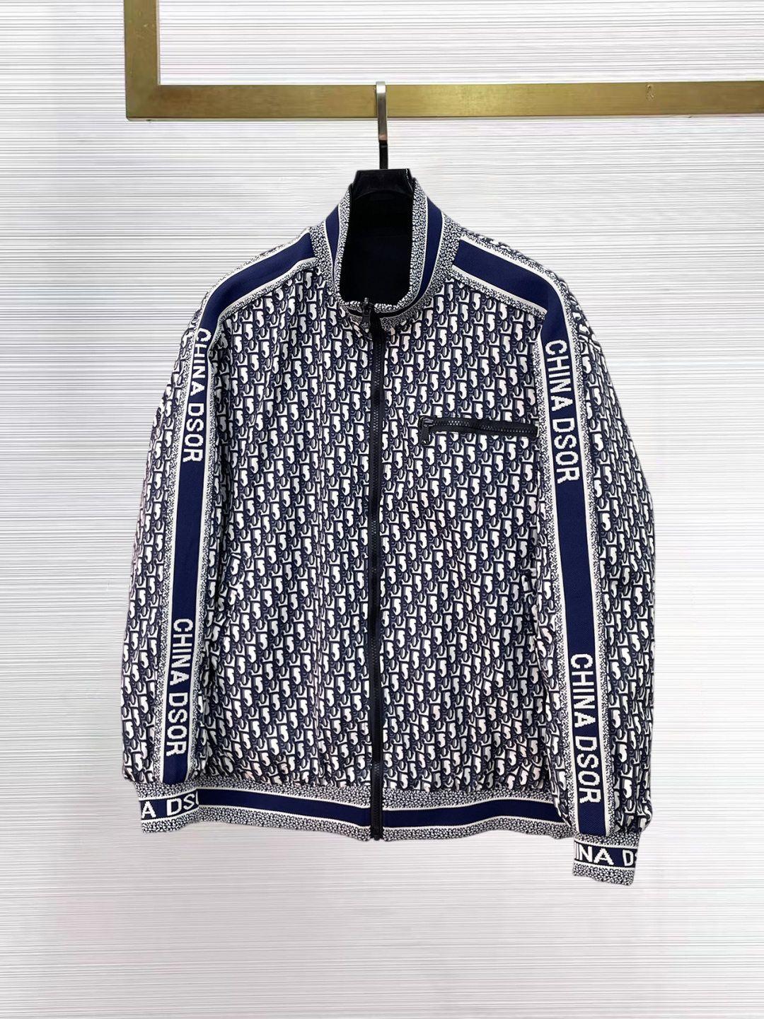 NO:869290,Dior official website same style, complete with three labels, sold in advance 2026ss spring new men's double-sided jacket, reversible original single with three labels, high-end version. Custom-made fabrics at the counter. Highly breathable and comfortable, impeccable details, brand element design concept, reflecting high quality. Delicate and soft feel. Casual tailoring, excellent upper body size. Size M~3XL, maximum wear 195 catties, dior, jackets & coats, jackets & coats,19860909迪奥 官网同款,三标齐全,提前发售 2026ss开春新款男士双面穿夹克外套,双面穿原单三标齐全高端版本 专柜定制面料 透气舒适度高,细节无可挑剔,品牌元素设计理念,体现高品质.手感细腻柔软 呈现休闲裁剪,上身版型超赞 码数M～3XL,最大穿195斤,,dior,jackets & coats,jackets & coats,,Men's clothing