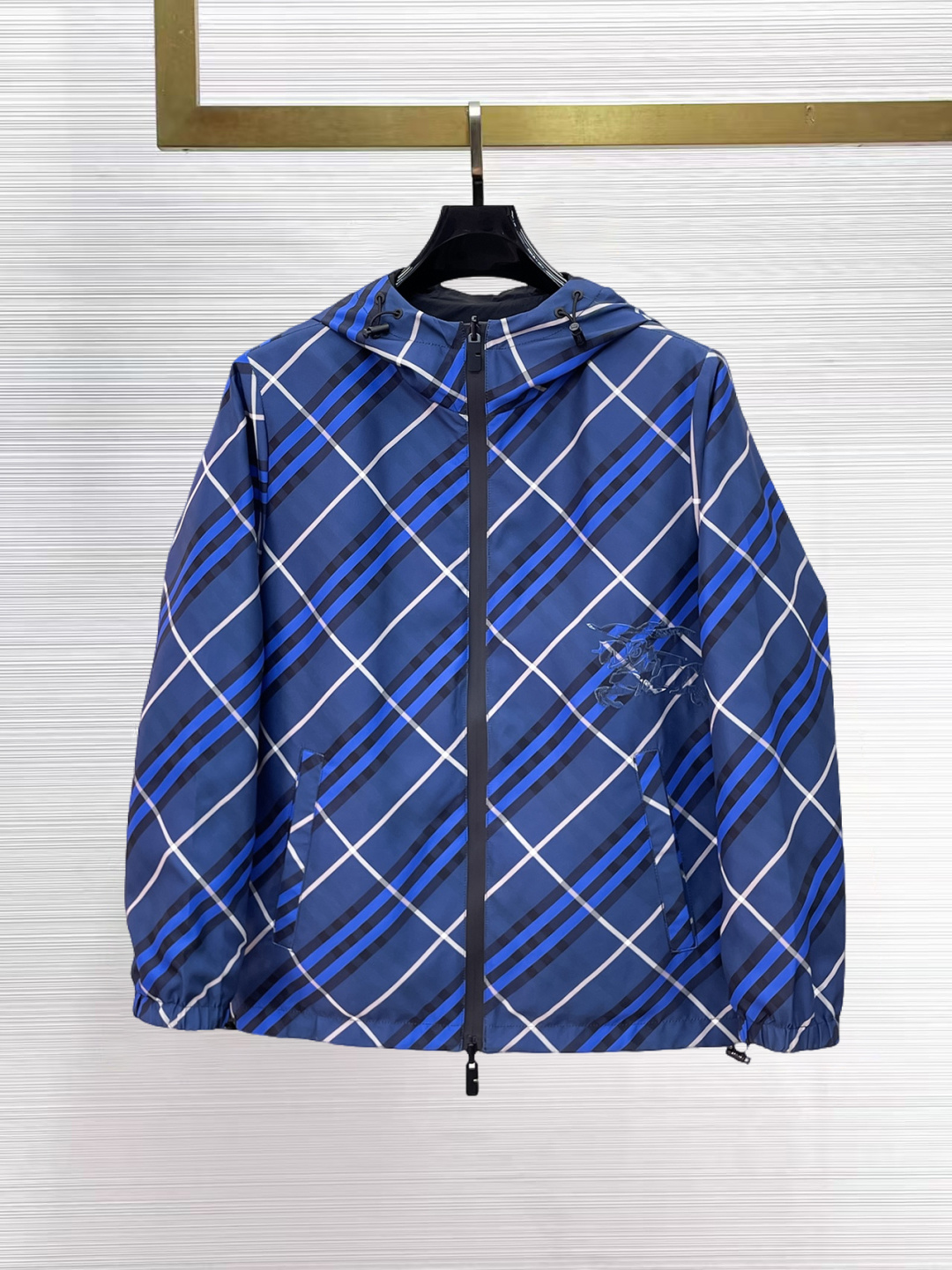 NO:869284,The same style as Burberry's official website, complete with three labels, on sale in advance. 2026ss spring new men's reversible jacket, reversible original single with three labels, high-end version. Custom-made fabrics at the counter. Highly breathable and comfortable, impeccable details, brand element design concept, reflecting high quality. Delicate and soft feel. Casual tailoring, excellent upper body size. M～3XL, maximum wear 195 catties,, burberry, jackets & coats, jackets & coats,19860909巴宝莉 官网同款,三标齐全,提前发售 2026ss开春新款男士双面穿夹克外套,双面穿原单三标齐全高端版本 专柜定制面料 透气舒适度高,细节无可挑剔,品牌元素设计理念,体现高品质.手感细腻柔软 呈现休闲裁剪,上身版型超赞 码数M～3XL,最大穿195斤,,burberry,jackets & coats,jackets & coats,,Men's clothing