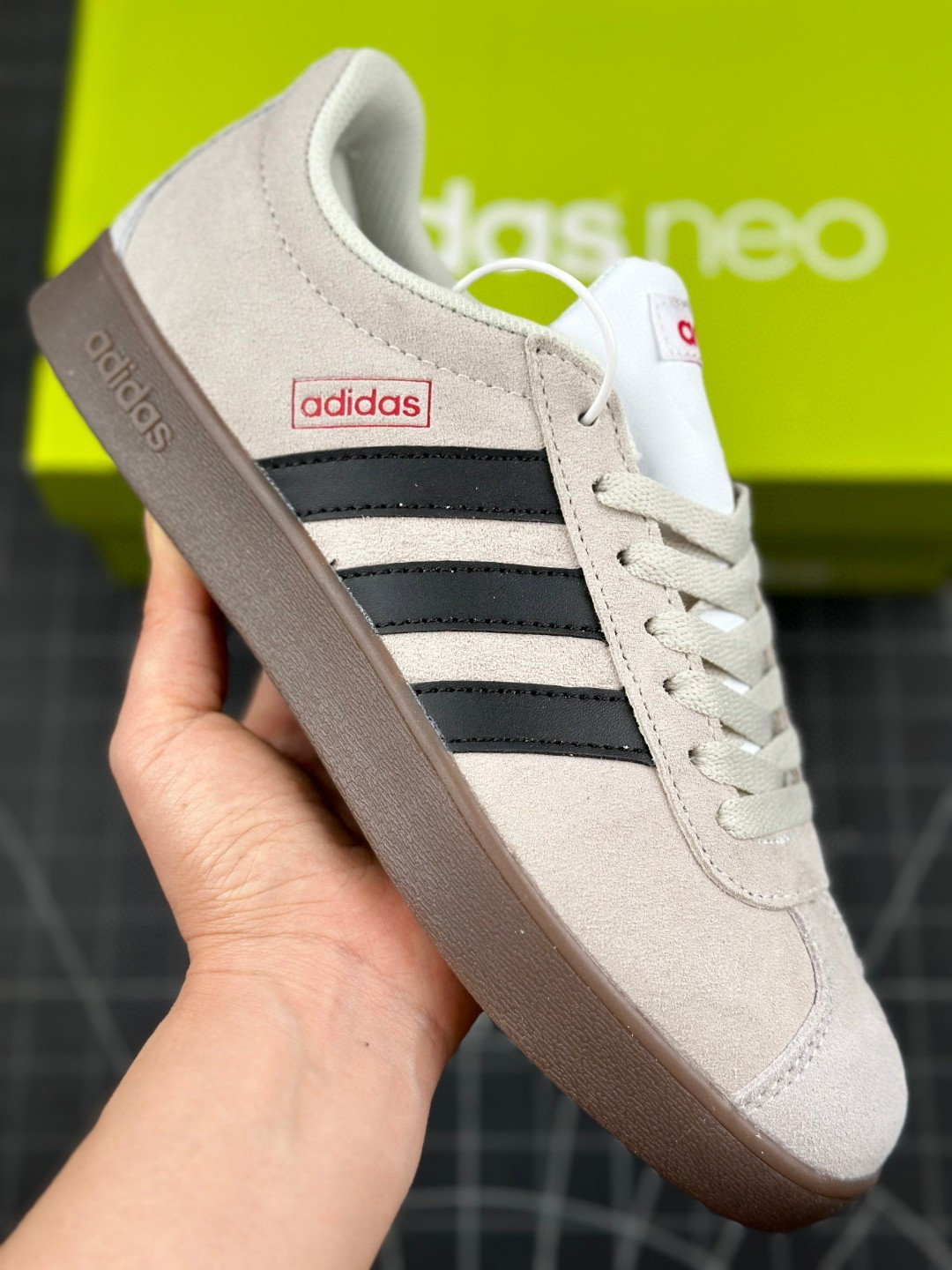 🈴💰120 核心私     
Adidas GAMETALKER  阿迪三叶草时尚潮流板鞋 绒面麂皮防滑耐磨轻便低帮板鞋 
整双鞋以传统的低帮呈现的清新造型 鞋头优先头层反毛皮 中底选择了与德训鞋类似的生胶材质打造
并且厚度十分可观 相信可以将脚感与增高效果双双拿捏
货号：JI0495 X1T4
尺码：36 36.5 37 38 38.5 39 40 40.5 41 42 42.5 43 44