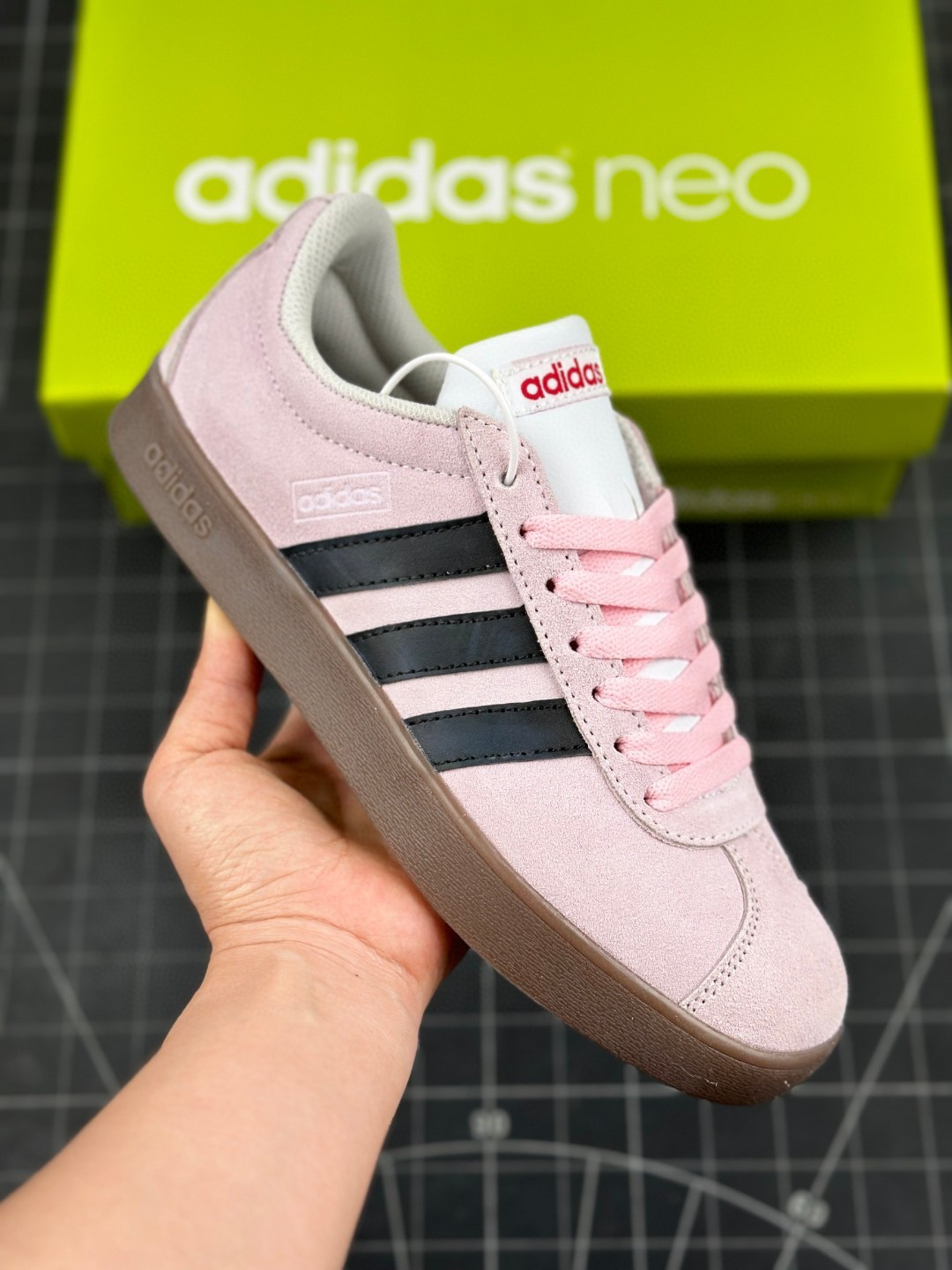 🈴💰120 核心私     
Adidas GAMETALKER  阿迪三叶草时尚潮流板鞋 绒面麂皮防滑耐磨轻便低帮板鞋 
整双鞋以传统的低帮呈现的清新造型 鞋头优先头层反毛皮 中底选择了与德训鞋类似的生胶材质打造
并且厚度十分可观 相信可以将脚感与增高效果双双拿捏
货号：JI0495 X1T4
尺码：36 36.5 37 38 38.5 39 40 40.5 41 42 42.5 43 44