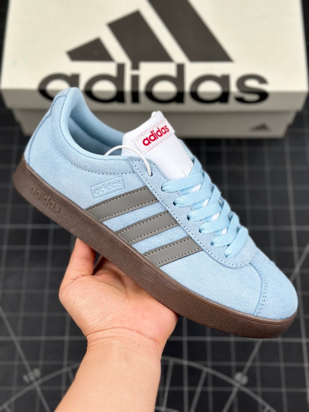 🈴💰120 核心私     
Adidas GAMETALKER  阿迪三叶草时尚潮流板鞋 绒面麂皮防滑耐磨轻便低帮板鞋 
整双鞋以传统的低帮呈现的清新造型 鞋头优先头层反毛皮 中底选择了与德训鞋类似的生胶材质打造
并且厚度十分可观 相信可以将脚感与增高效果双双拿捏
货号：JI0495 X1T4
尺码：36 36.5 37 38 38.5 39 40 40.5 41 42 42.5 43 44