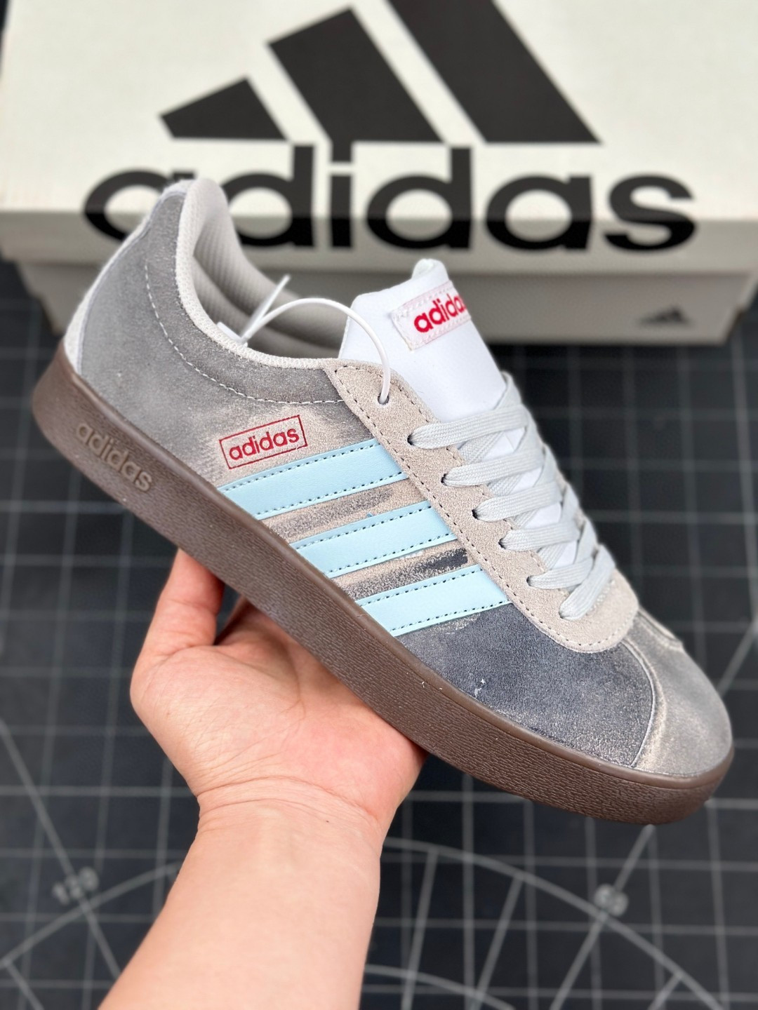 🈴💰120 核心私     
Adidas GAMETALKER  阿迪三叶草时尚潮流板鞋 绒面麂皮防滑耐磨轻便低帮板鞋 
整双鞋以传统的低帮呈现的清新造型 鞋头优先头层反毛皮 中底选择了与德训鞋类似的生胶材质打造
并且厚度十分可观 相信可以将脚感与增高效果双双拿捏
货号：JI0495 X1T4
尺码：36 36.5 37 38 38.5 39 40 40.5 41 42 42.5 43 44